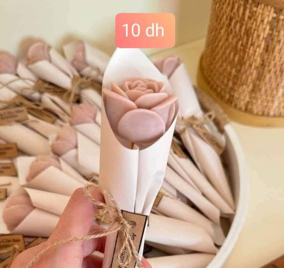 🌹🕯️ شموع معطّرة على شكل ورد – لمسة فخامة ورومانسية! 🕯️🌹