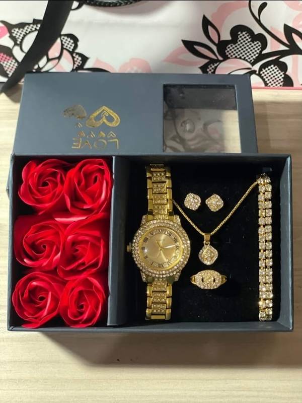 💎🌟طقم ذهبي ملكي 6 قطع داخل علبة سحرية 🌹 هدية تخطف الأنظار بتغليف فني!